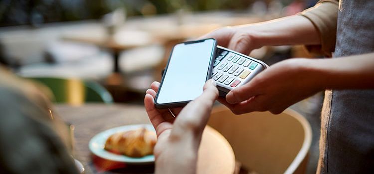 Mobiles Bezahlen mit Smartphone und Terminal