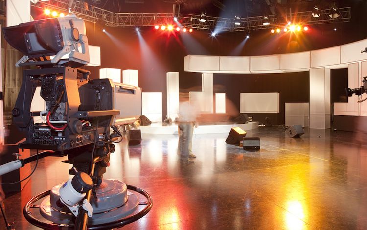 TV-Studio mit Kameras