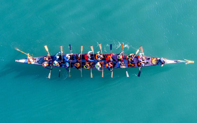 Ein Ruderboot von oben