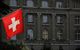 Schweizer Flagge weht vor dem Gebäude der Schweizerischen Nationalbank