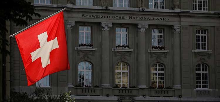 Schweizer Flagge weht vor dem Gebäude der Schweizerischen Nationalbank