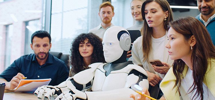 Menschen am PC um einen humanoiden Roboter