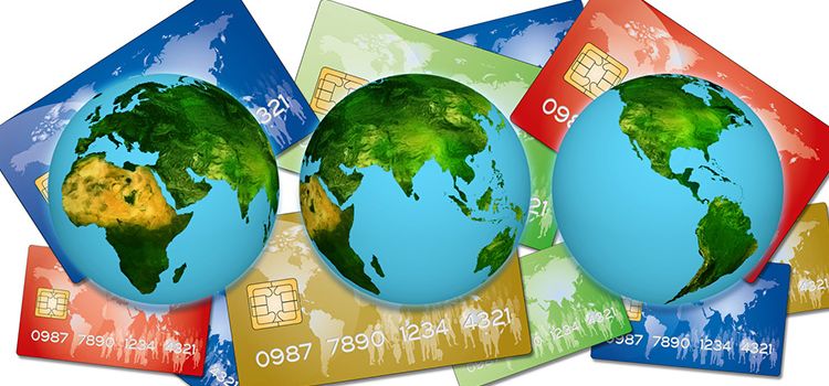 Kreditkarten mt Weltkugel, als Symbol für Ferien und Geld