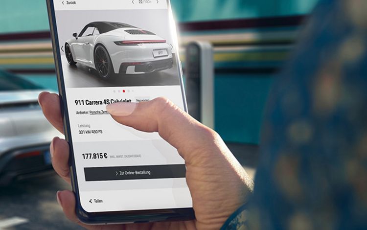 Kundin bestellt einen Porsche online auf dem Smartphone