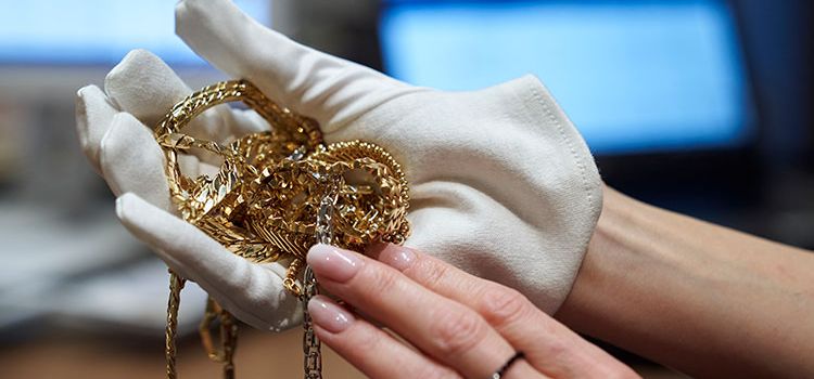 Frauenhand mit Altgold