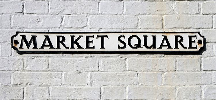 Backsteinwand mit Schild Market Square