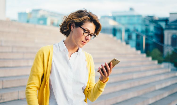 Junge Frau beim Mobile Banking