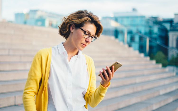 Junge Frau beim Mobile Banking