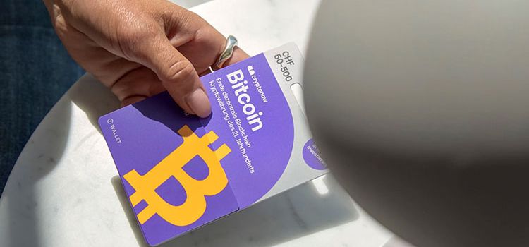 Eine Hand hält eine Bitcoin-Karte 