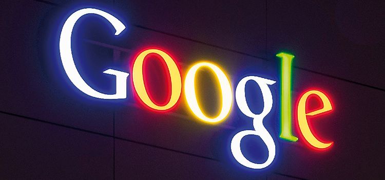 Beleuchteter Schriftzug von Google in der Nacht