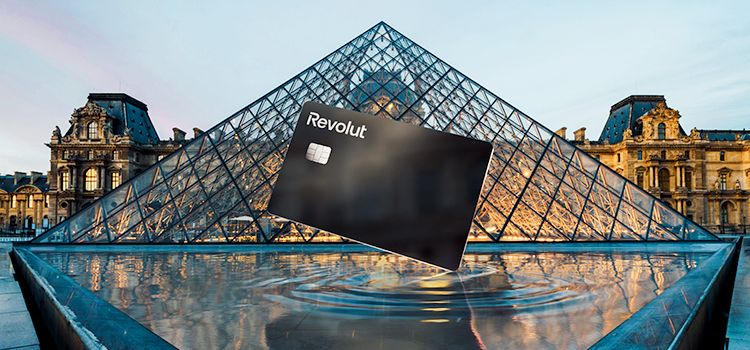 Debitkarte der Neo-Bank Revolut vor dem Louvre in Paris