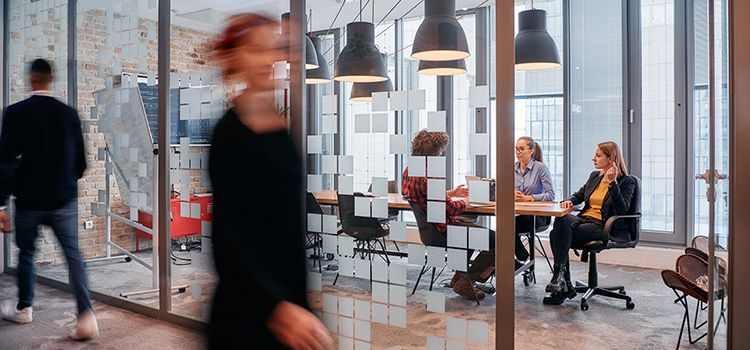 Büros und Menschen eines Startups