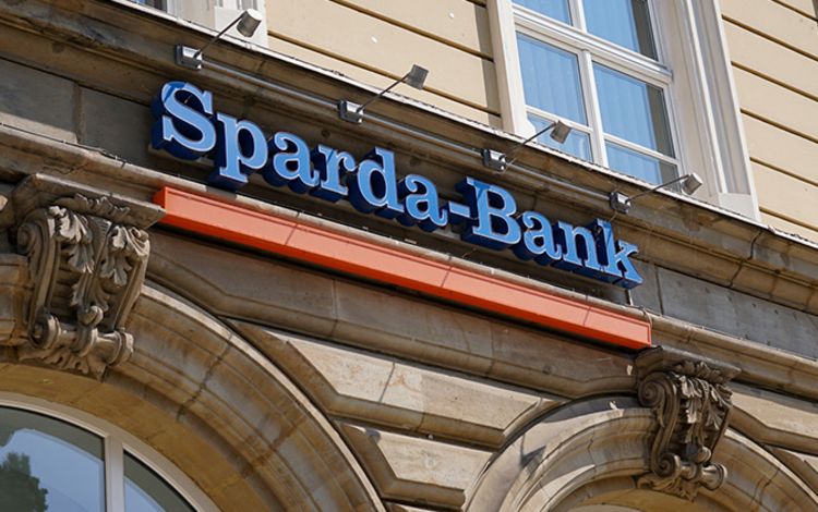 Das Logo der Sparda-Bank an einem Bankhaus