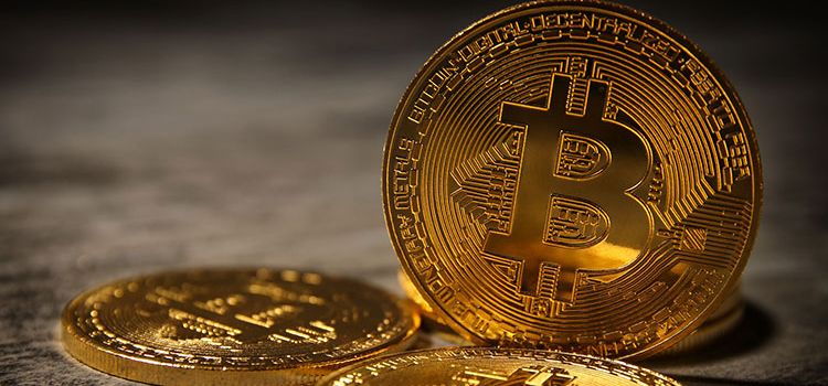 Kryptowährung Bitcoin als glänzende Münzen dargestellt