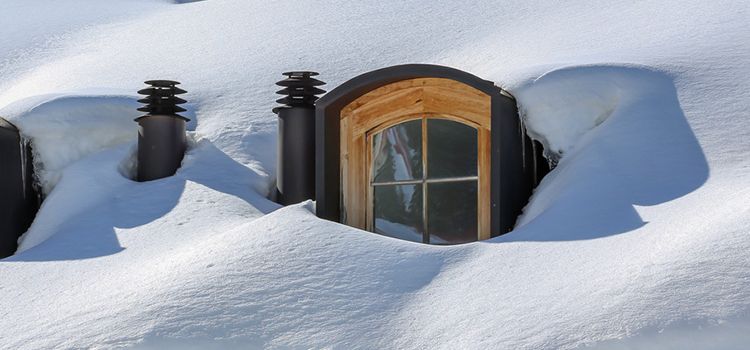 Haus mit dicker Schneedecke