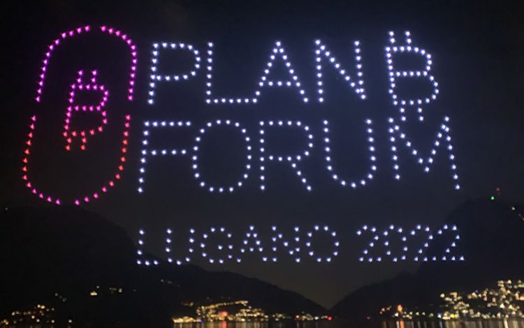 Lichtspiel über Lugano mit dem Inhalt: Plan B Forum, Lugano 2022