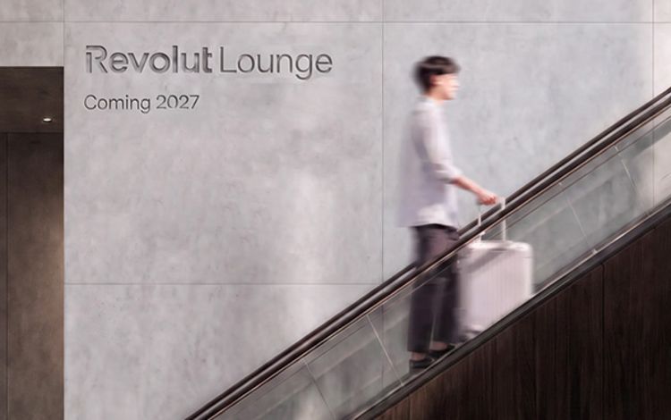 Ein Passagier auf der Rolltreppe im Flughafen auf dem Weg zur Revolut-Lounge