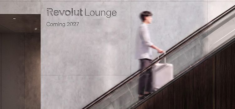 Ein Passagier auf der Rolltreppe im Flughafen auf dem Weg zur Revolut-Lounge