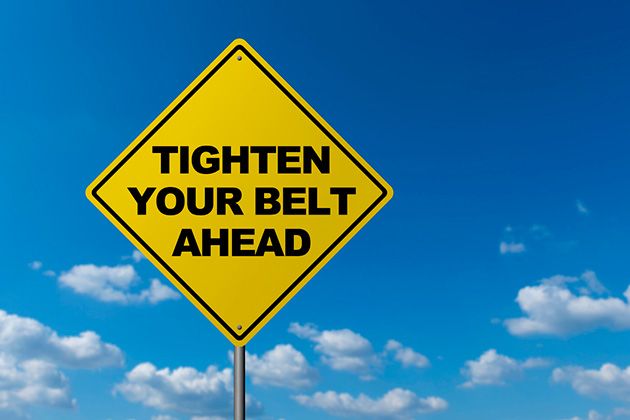 Verkehrsschild mit der Aufschrift: Tighten your belt ahead