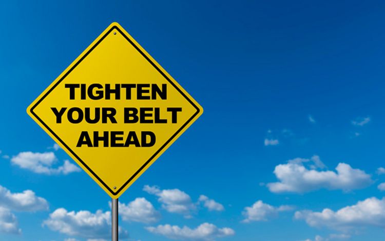 Verkehrsschild mit der Aufschrift: Tighten your Belt ahead