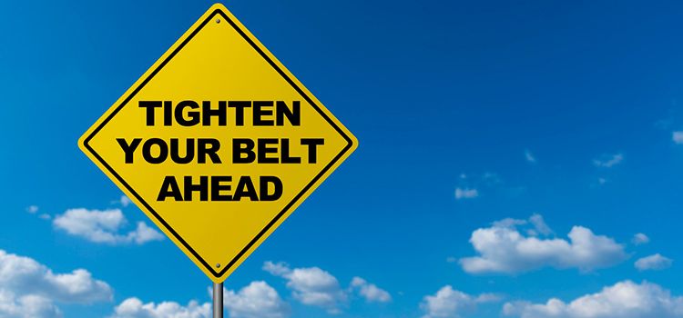 Verkehrsschild mit der Aufschrift: Tighten your Belt ahead