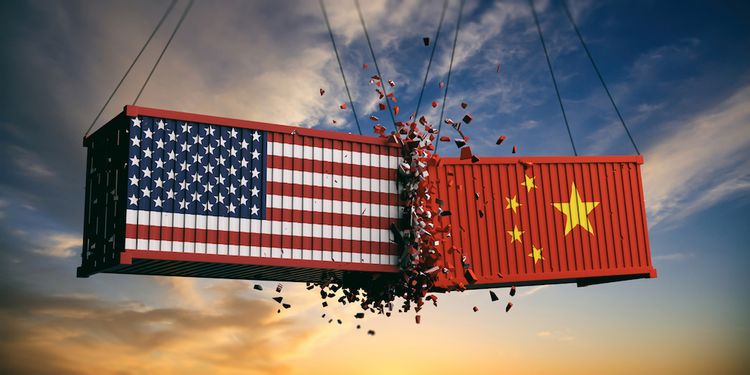 Zwei Schiffscontainer von USA und China