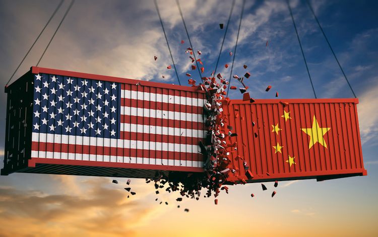 Zwei Schiffscontainer von USA und China