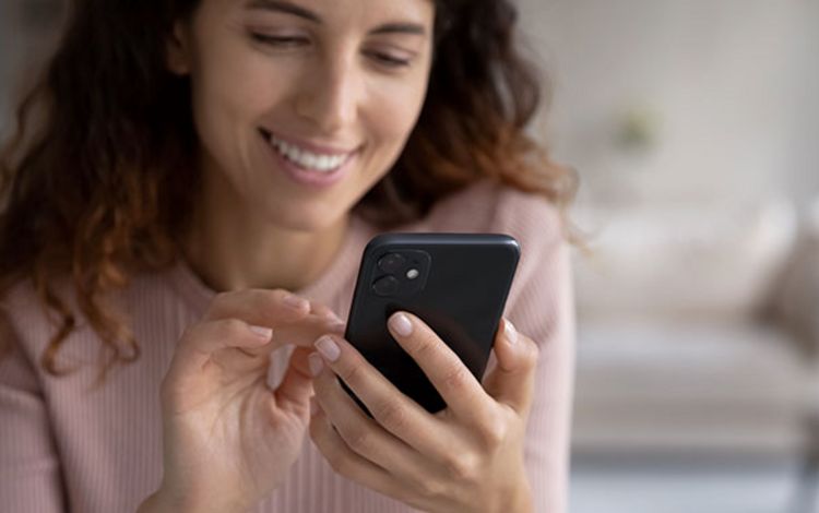 Junge Frau am Smartphone mit ihrer digitalen Vorsorge beschäftigt