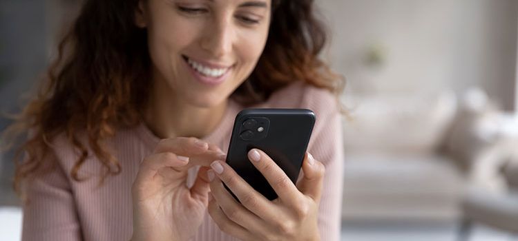 Junge Frau am Smartphone mit ihrer digitalen Vorsorge beschäftigt