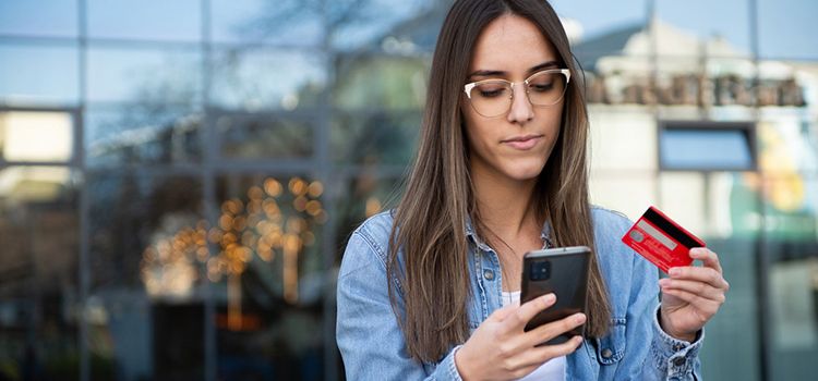 Junge Frau beim Banking am Smartphone