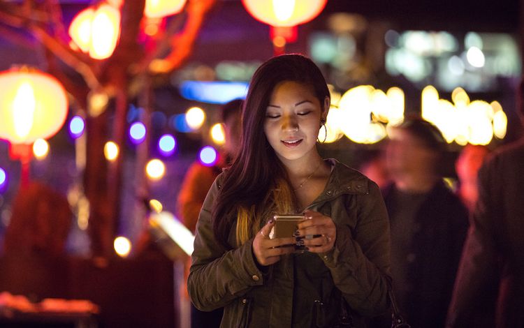 Asiatische Frau mit Smartphone