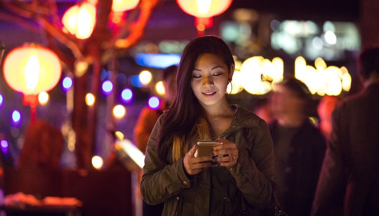 Asiatische Frau mit Smartphone