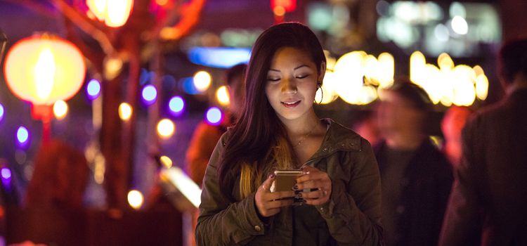 Asiatische Frau mit Smartphone