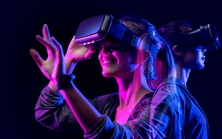 Zwei junge Frauen mit Brille im Metaverse