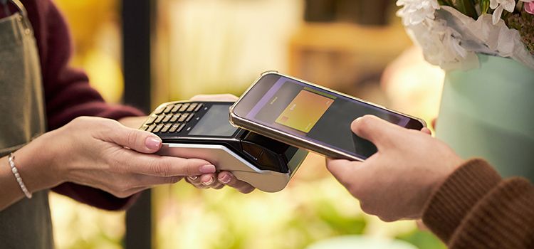 Mobiler Bezahlvorgang mit Terminal und Smartphone