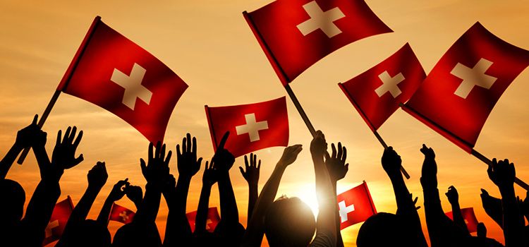 Junge Leute unter der Schweiz Flagge