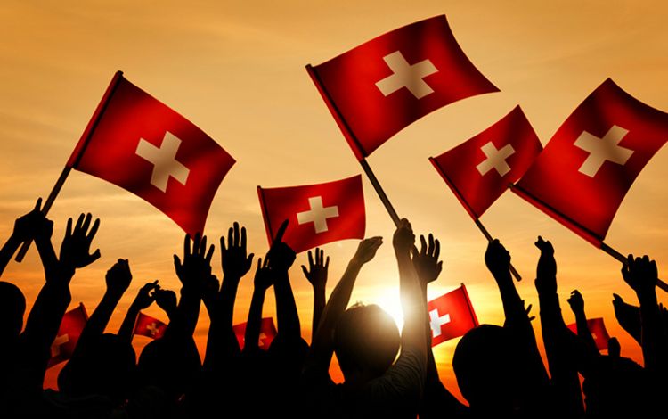 Junge Leute unter der Schweiz Flagge