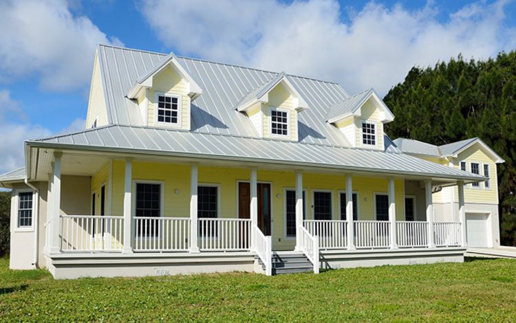 Ein schmuckes weisses Haus im Grünen