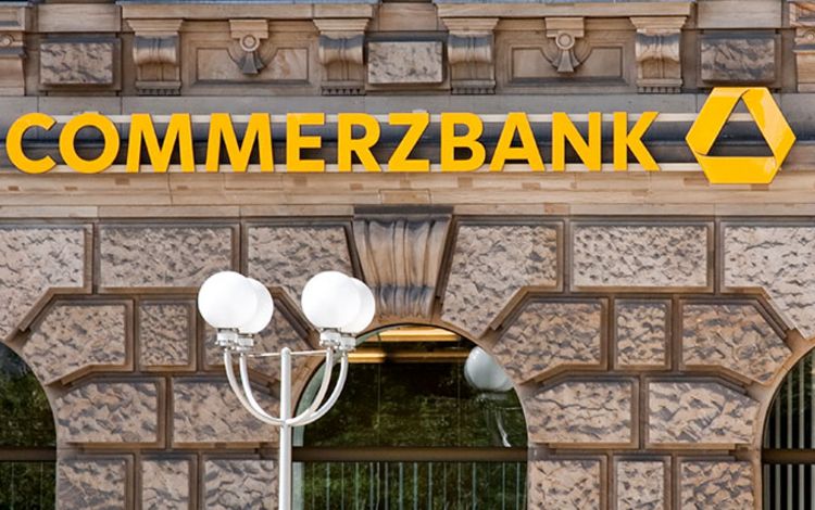 Die Frontansicht eines Gebäudes der Commerbank