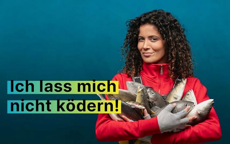 Junge Frau mit Fisch im Arm als Symbol für den Kampf gegen Phishing