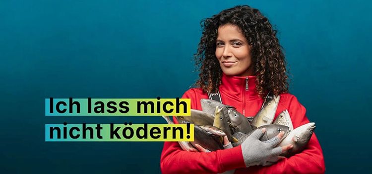 Junge Frau mit Fisch im Arm als Symbol für den Kampf gegen Phishing