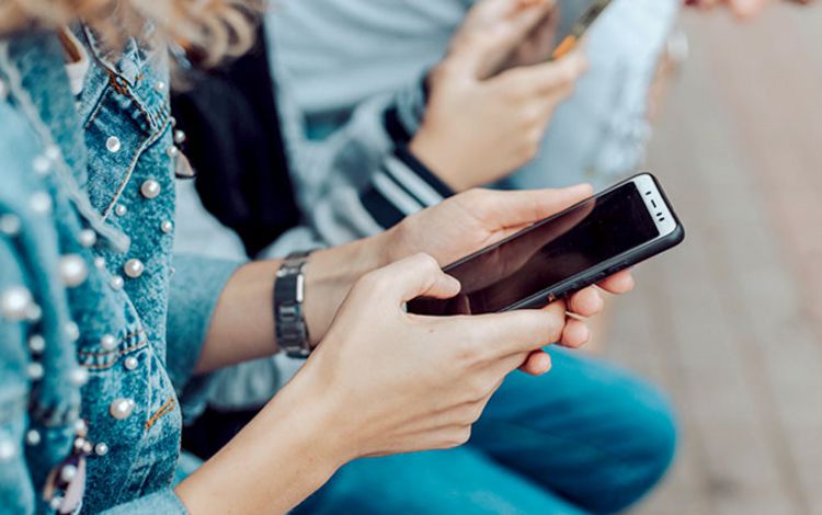 Junge Frau mit Smartphone in der Hand