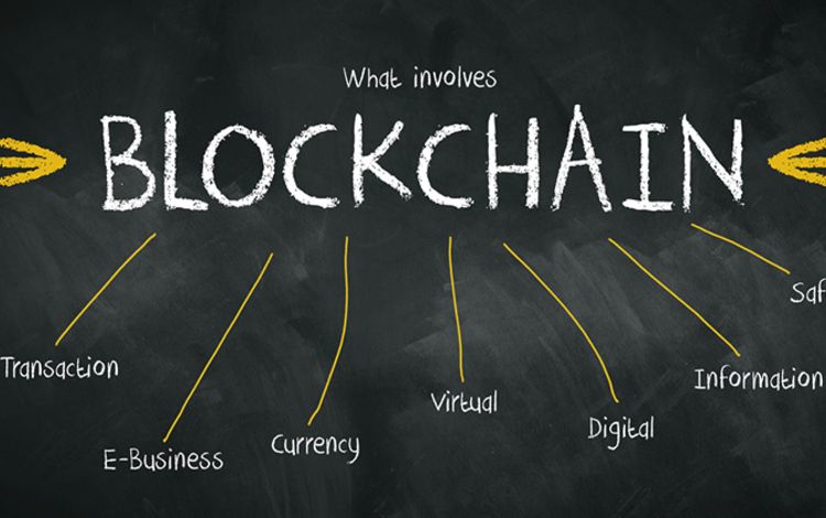 Schiefertafel mit der Aufschrift Blockchain