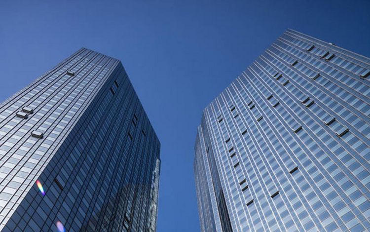 Gebäude mit zwei Wolkenkratzern der Deutschen Bank in Frankfurt