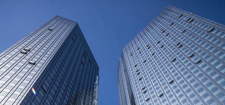 Gebäude mit zwei Wolkenkratzern der Deutschen Bank in Frankfurt