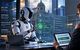Ein Robo als KI-Agent und ein Mensch, der ihn kontrolliert
