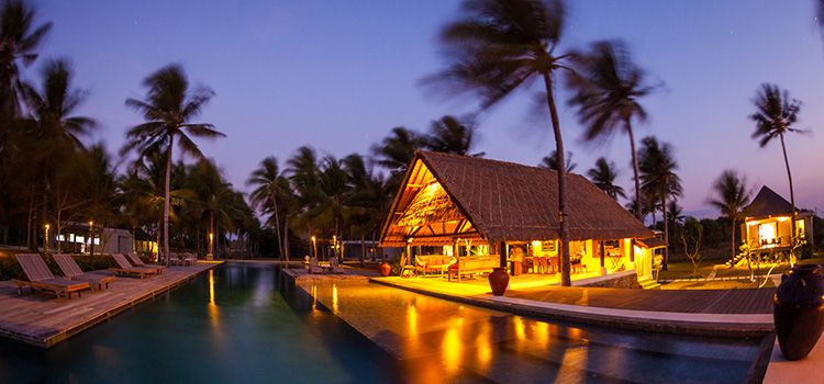 Luxuriöses Hotel-Resort in der Nacht mit Pool