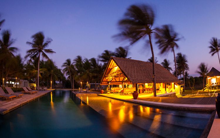 Luxuriöses Hotel-Resort in der Nacht mit Pool