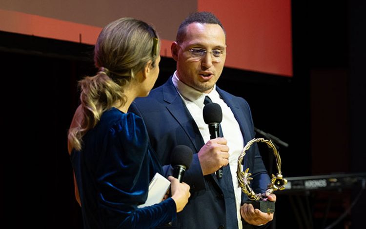 Kristian Kabashi bei der Übergabe des Swissalbs Unternehmerpreises