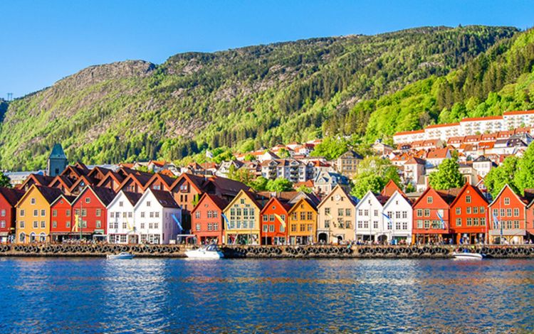 Küste mit bunten Häusern in Norwegen